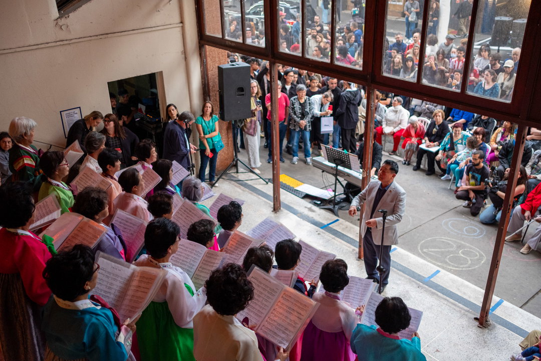 01_Korean Mothers_ Choir_photo Gustavo Moita_the view from sao paulo itsnicethat.jpg