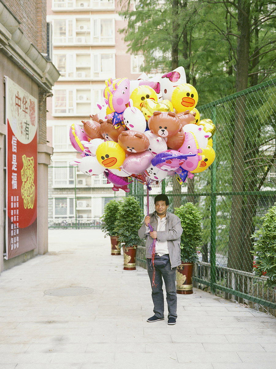 FergusCoyle-BalloonSeller-Wuhan-Photography-itsnicethat.jpg
