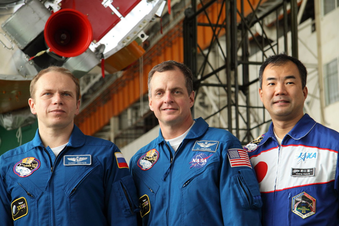 412678main_jsc2009e285012 Oleg TJ and Soichi.jpg