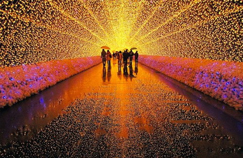 A jaw dropping light spectacular without any Z list celeb switch on nonsense!