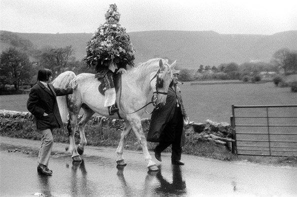 Homer-Sykes_-Castleton-Garland-Day_-Castleton-Derbyshire_-England_-May-29th_-1972.jpg