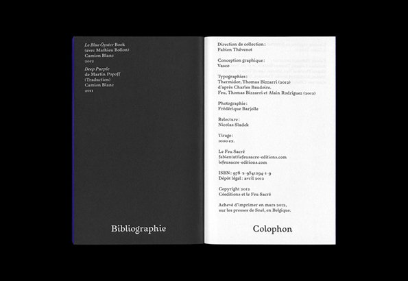 An open book showing a dark grey page and a white page. The left page is titled “Bibliographie” and the right page is titled “Colophon”, containing a list of credits and publication details.