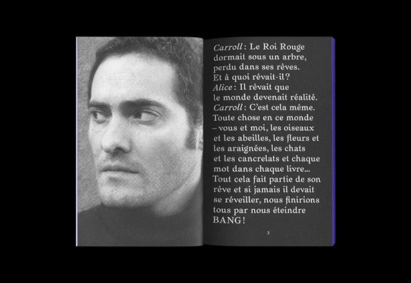 An open book shows a black and white portrait of a person looking to the side. The opposite page contains a French text dialogue between “Carroll” and “Alice”.