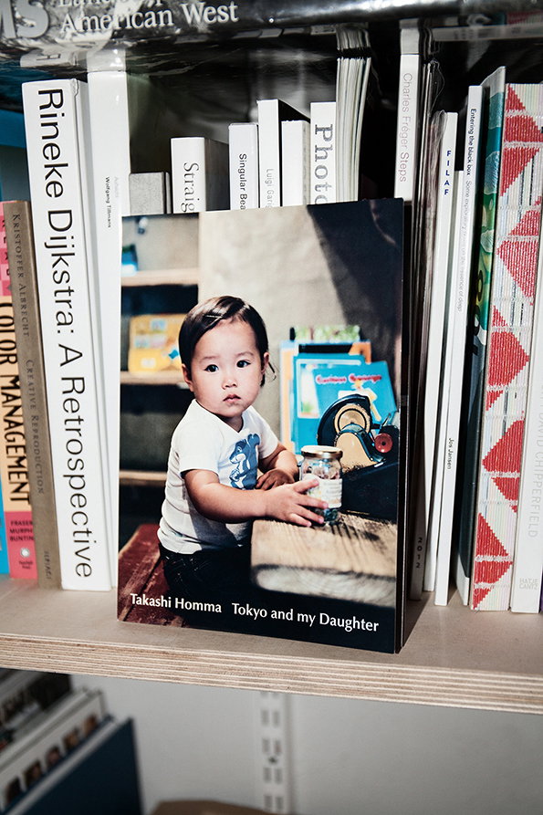 osma_INT_bookshelf_2_takashi.jpg