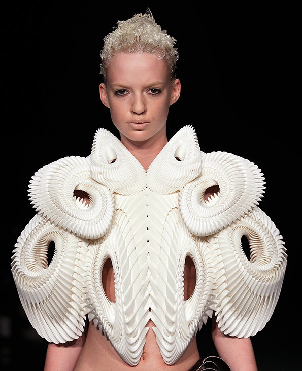 Daniel-Widrig-and-Irirs-Van-Herpen_-Crystallization_3D-printed-fashion-object_-manufacturing-by-Materialise_-Photography-by-Michel-Zoeter.jpg