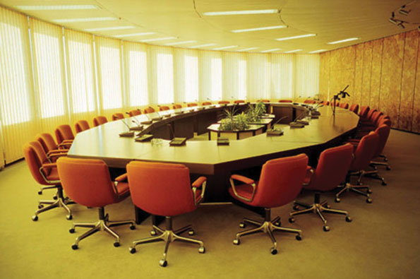 アート・デザイン・音楽 The Table of Power Jacqueline Hassink Photography: The Table of Power sees Jacqueline Hassink document