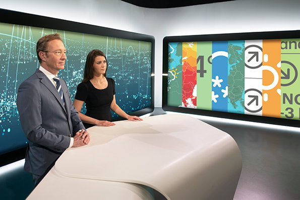 12_RTL_NIEUWS_DESK_SIDE-ON.jpg