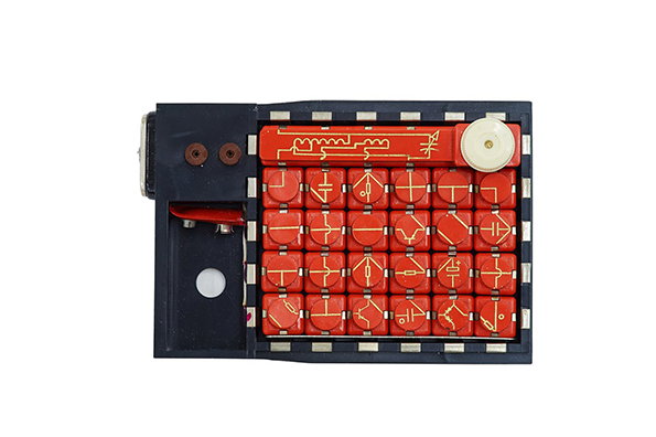 Toy-Electronics-Kit_-1970s.-Courtesy-GRAD-and-Moscow-Design-Museum.jpg