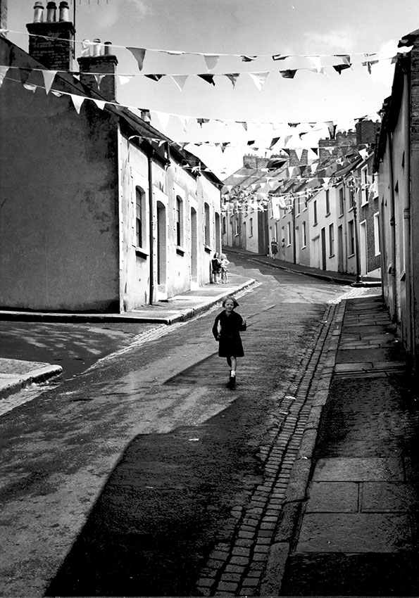 esSt-Columba's-Wells_-Londonderry-(Derry)-_-N-Ireland_-1965-(c)-Edwin-Smith_-RIBA-Library-Photographs-Collection.jpg