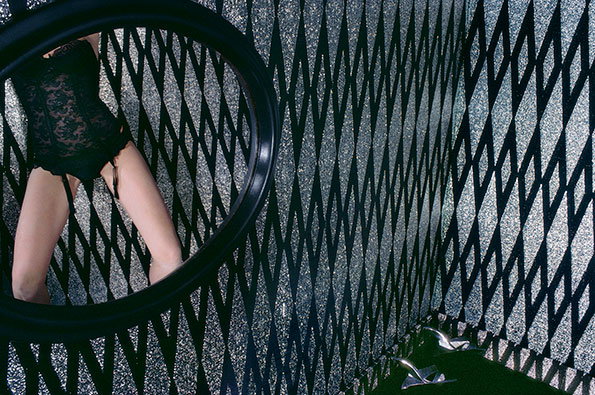 6.-Charles-Jourdan_-January-1980-©-Guy-Bourdin.jpg