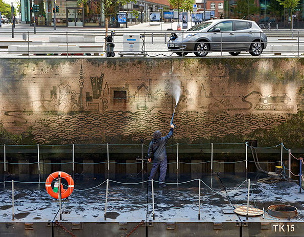 Reverse-Graffiti-artist-Moose-creates-iconic-Hamburg-skyline-on-the-banks-of-St.-Annenufer-canal.jpg