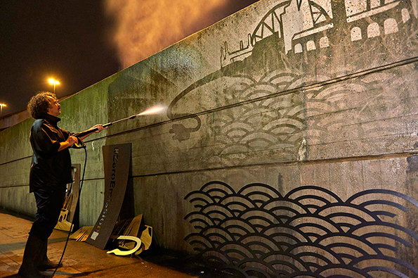 Reverse-Graffiti-artist-Moose-creating-the-London-skyline.jpg