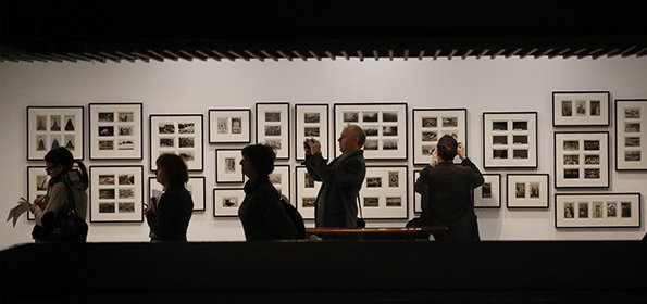 9-int-Martin-Parr's-postcards-collection.-Magnificent-Obsessions_The-Artist-as-Collector_-Barbican-Art-Gallery.-©Peter-MacDiarmid_-Getty-Images.jpg