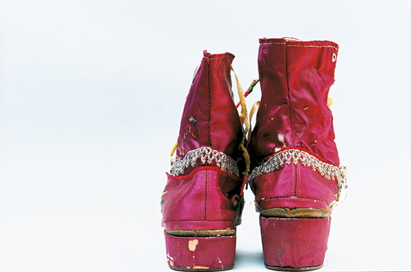 Frida-by Ishiuchi-_34_-2012-2015 (Pink-Boots) int.jpg