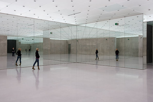 int-Halber-Spiegelraum-(Half-Mirror-Room)_2008_Kunsthaus-Bregenz_1-300dpi-MEd.jpg