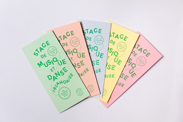 Five colourful brochures in pastel green, pink, blue, yellow and red are fanned out against a white background. They feature green typography that reads “Stage de Musique et Danse Irlandaise” and the dates “24–25 Janvier 2015”.