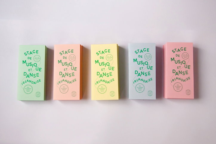 Five rectangular booklets in pastel green, orange, yellow, blue and pink are lined up against a white background. Each cover features the text “STAGE DE MUSIQUE ET DANSE IRLANDAISE” in a bold, sans-serif typeface.