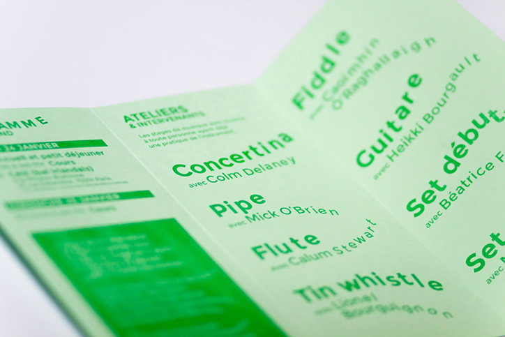 A close-up of a bright green folded brochure. The text lists musical instruments and names, including “Concertina avec Colm Delaney” and “Pipe avec Mick O’Brien”.