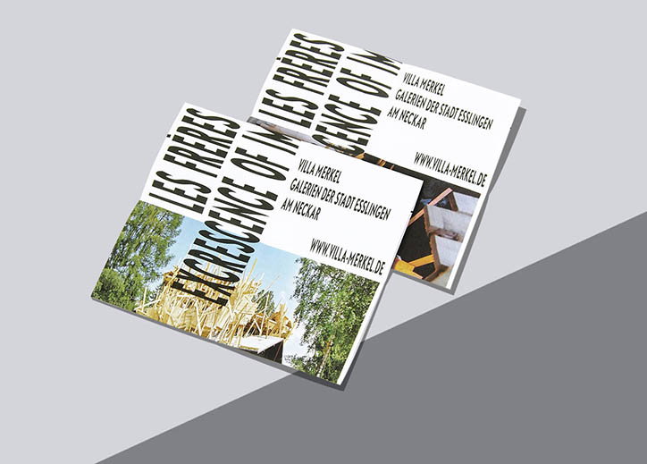 Two identical brochures lie angled on a grey surface. Bold black text reads “LES FRERES” and “EXCRESCENCE OF IN”, alongside the address “VILLA MERKEL GALERIEN DER STADT ESSLINGEN AM NECKAR” and a website.