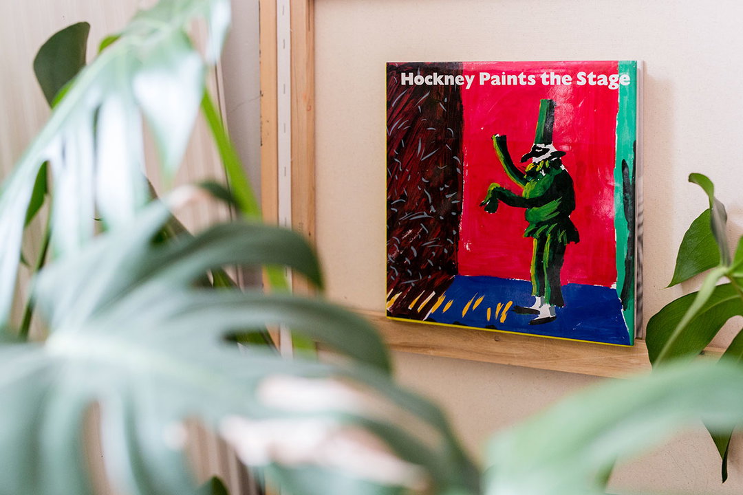 003_Hockney_Paints_The_Stage_INT.jpg