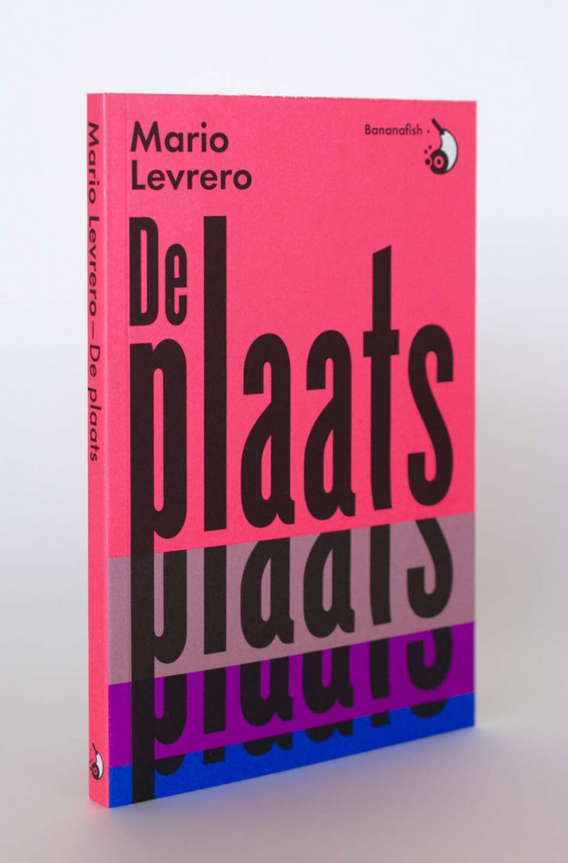 A bright pink book cover features the title “De plaats” in large, bold black lettering. The author’s name, “Mario Levrero”, is printed at the top, with the “Bananafish” logo in the corner.