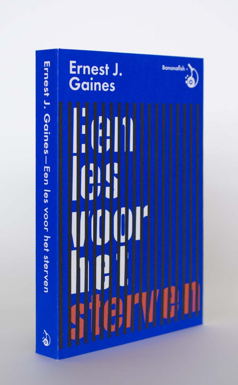 A blue book cover featuring the author “Ernest J. Gaines” and the title “Een les voor het sterven”. The title is rendered in a bold, distorted white and orange typeface that appears to be sliced by vertical lines.