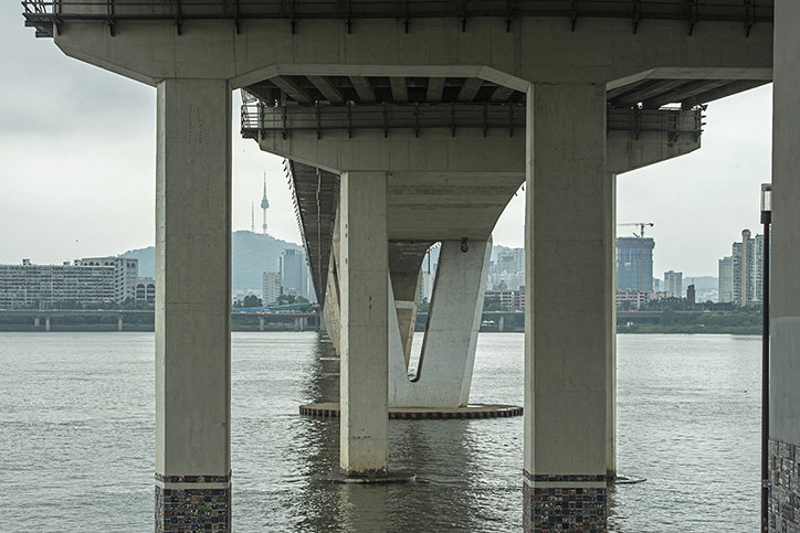 Manuel_Alvarez_Diestro_Seoul_Bridges_Its_Nice_That_6.jpg