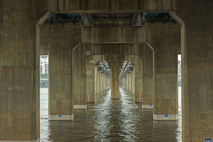 Manuel_Alvarez_Diestro_Seoul_Bridges_Its_Nice_That_2.jpg