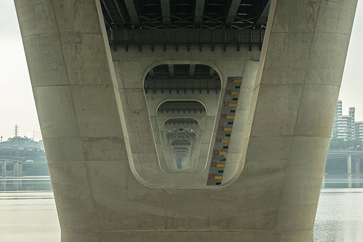 Manuel_Alvarez_Diestro_Seoul_Bridges_Its_Nice_That_3.jpg