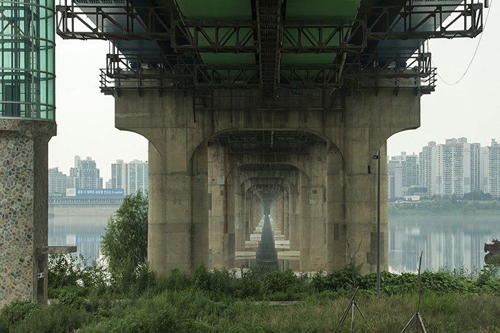 Manuel_Alvarez_Diestro_Seoul_Bridges_Its_Nice_That_9.jpg
