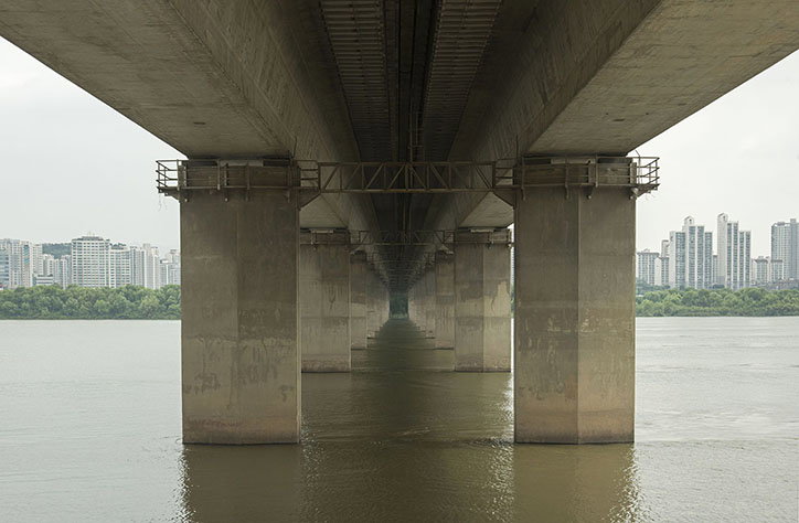 Manuel_Alvarez_Diestro_Seoul_Bridges_Its_Nice_That_7.jpg