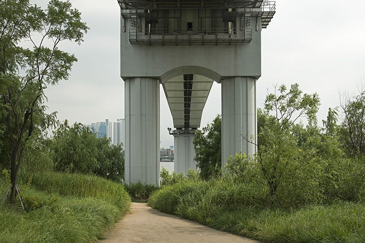 Manuel_Alvarez_Diestro_Seoul_Bridges_Its_Nice_That_8.jpg