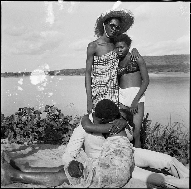 Les-Retrouvailles-au-bord-du-fleuve-Niger_-1974-(c)-Malick-Sidibé.-Courtesy-Galerie-MAGNIN-A_-Paris.jpg