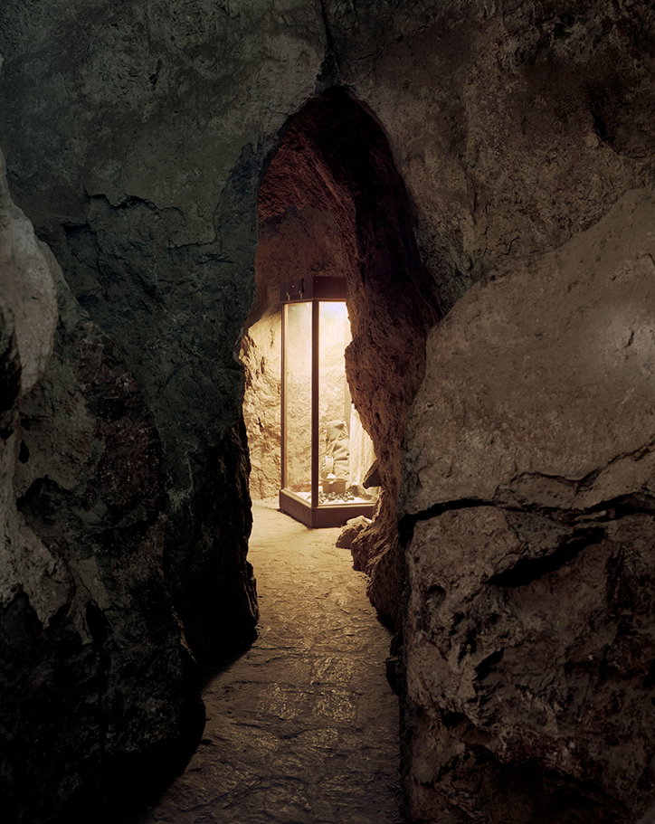 Austin_Irving_Colossal_Cave_Display_Case__AZ__2013.jpg