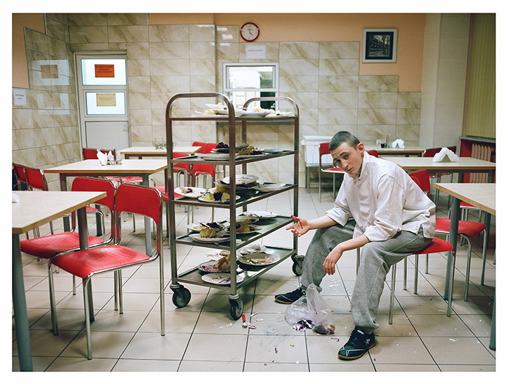 2.Dominik.-Cleaning-after-dinner_IMAGOINT.jpg