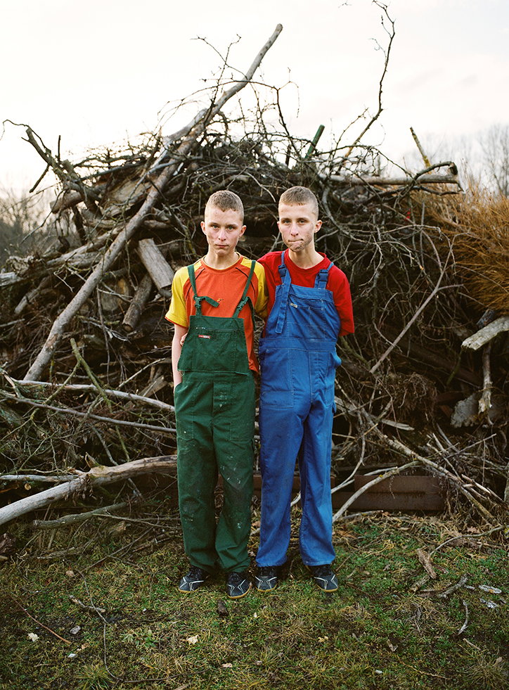 21.Twins.-Cleaning-the-garden_IMAGOINT.jpg