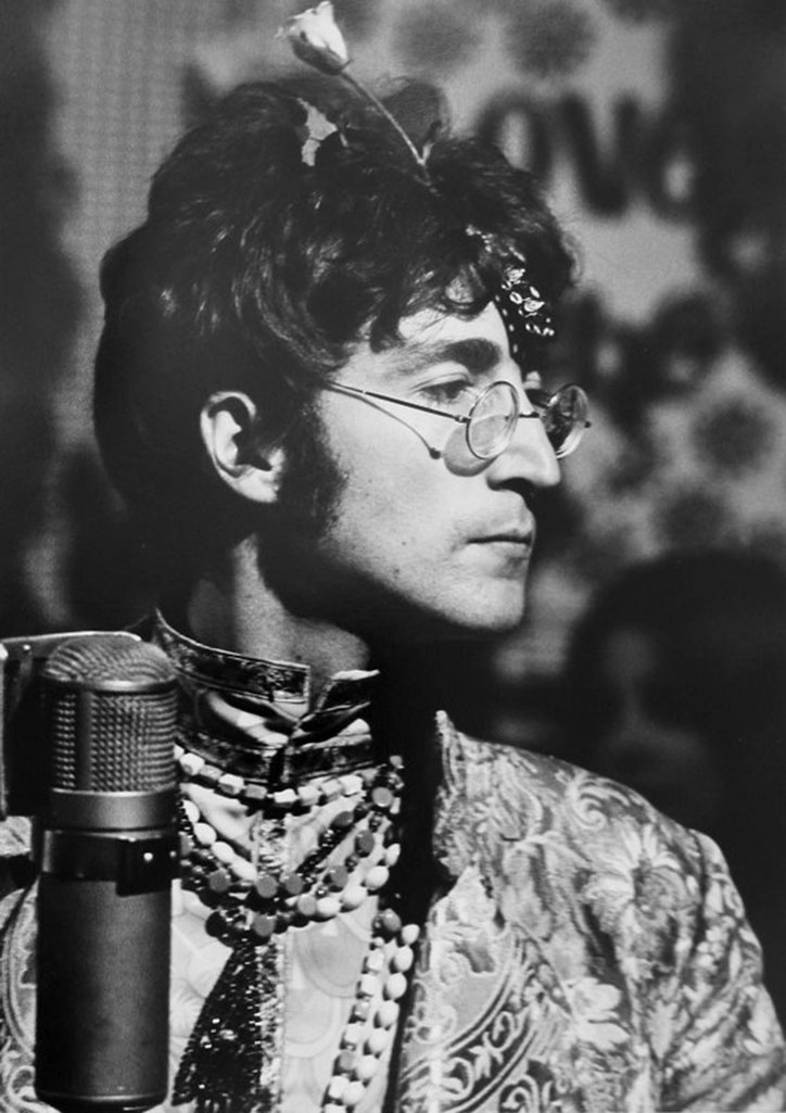 David-Magnus_UNSEEN-John-Lennon-during-recording.jpg