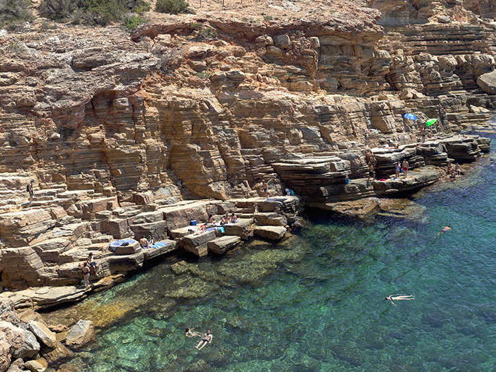Massimo-Vitali_-Cala-Llosa-South_-photograph_-2016_-courtesy-the-artist-and-Benrubi-Gallery_-New-YorkINT.jpg
