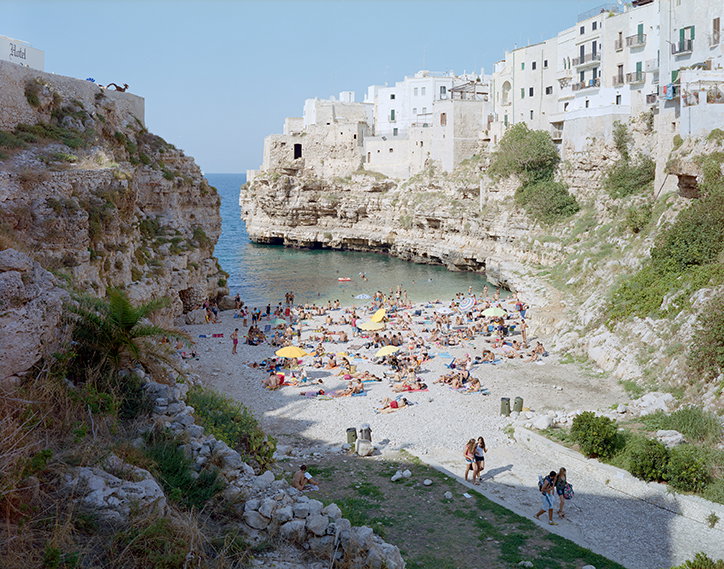 Massimo-Vitali_-Polignano-a-Mare_-Puglia_-photograph_-2011_-courtesy-of-the-artist-and-Benrubi-GalleryINT.jpg