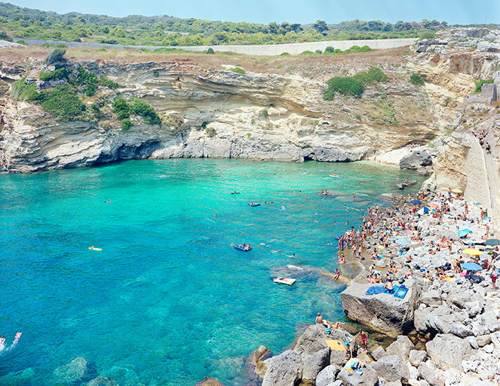 Massimo-Vitali_-Porto-Miggiano_-Colony_-Puglia_-photograph_-2011_-courtesy-of-the-artist-and-Benrubi-GalleryINT.jpg