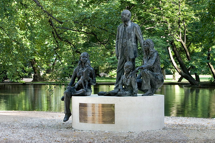 FAMILY_MONUMENT_TRENTO_AINT.jpg