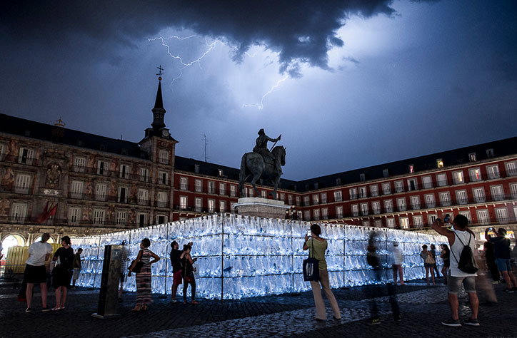luzinterruptus-installation-news-itsnicethat-1.jpg