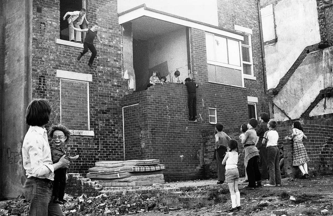 TishMurtha-Kids_junping_onto_Matresses-YouthUnemployment-Photography-itsnicethat.jpg