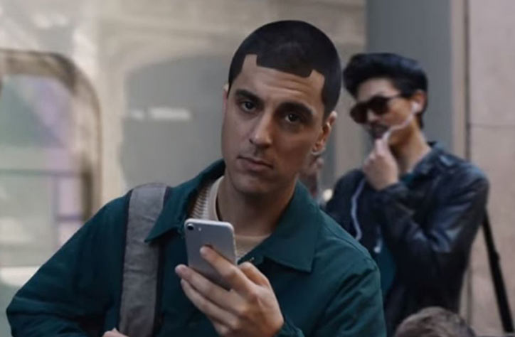 Samsung mocks Apple’s iPhone X with new ad