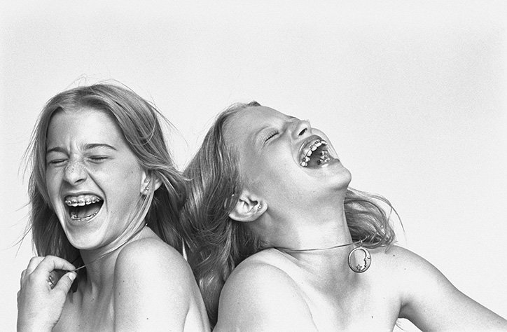 Jim Britt SISTERS ポスター comme des garcons Sisters explores how a family snapshot became one of Commes des