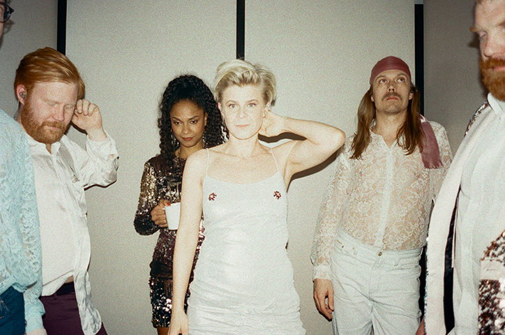 Robyn_backstage_by_Chantal_Anderson_for_theface.com_©_Chantal_Anderson.jpg