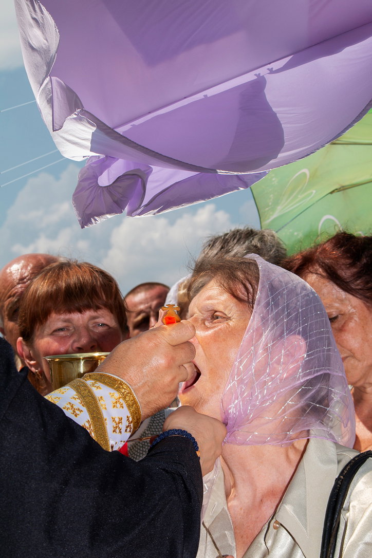 Elena_Subach_Grandmothers_on_the_Edge-of-heaven-photography-itsnicethat-13.jpg