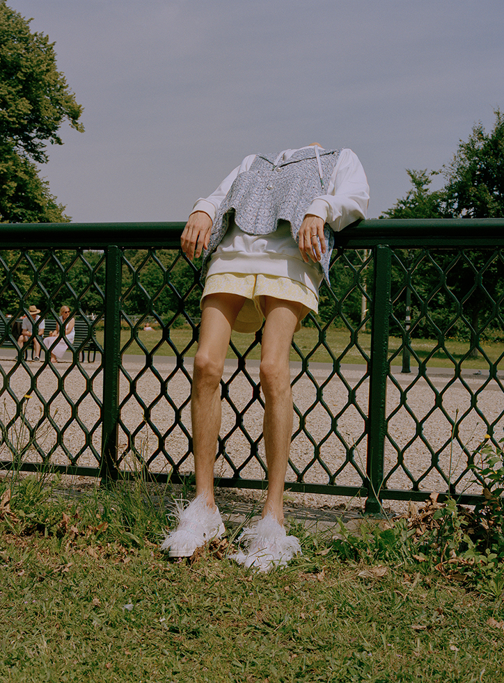 Melissa-Schriek-A-Study-of-Uncomfortable-Positions-photography-itsnicethat-01.png