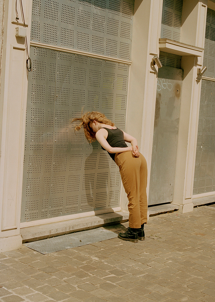 Melissa-Schriek-A-Study-of-Uncomfortable-Positions-photography-itsnicethat-010.png