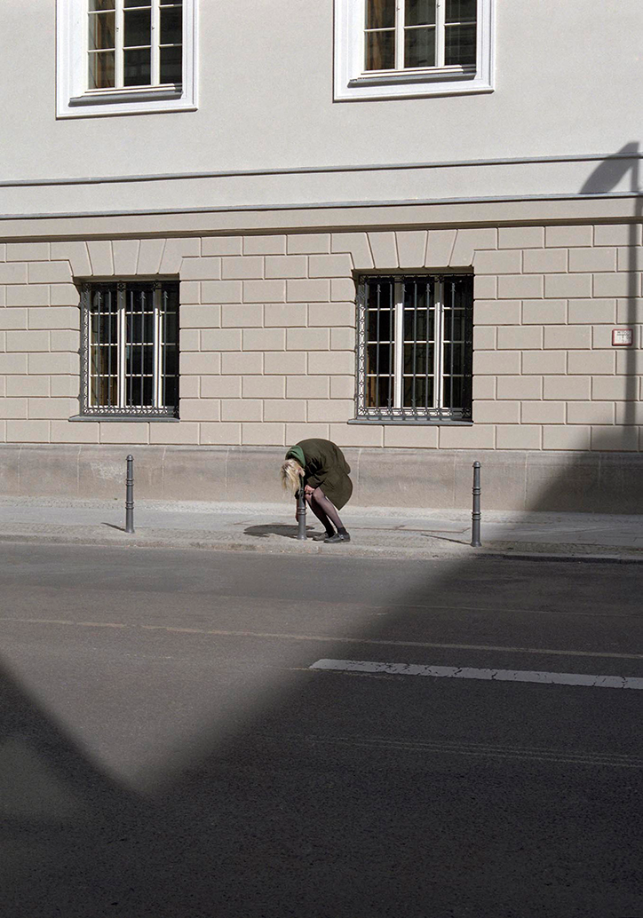 Melissa-Schriek-A-Study-of-Uncomfortable-Positions-photography-itsnicethat-011.png